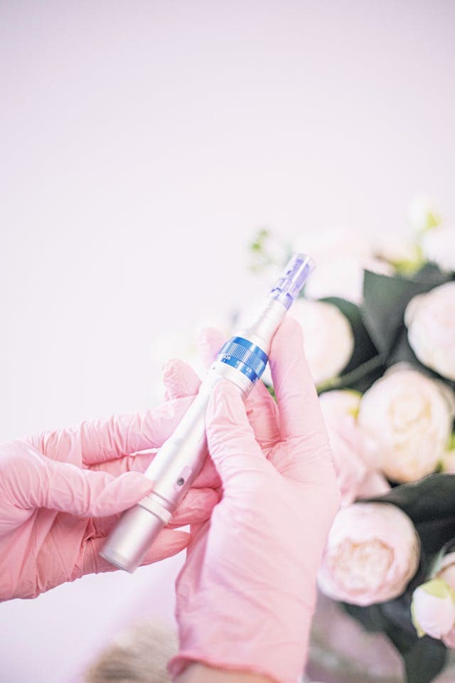 Dermapen mikroadatu terapijas procedūras vizuālais attēls